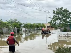Banjir di Perumahan Green Lavender Sukawangi Bekasi, Polisi Evakuasi Warga