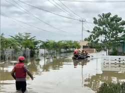 Banjir di Perumahan Green Lavender Sukawangi Bekasi, Polisi Evakuasi Warga