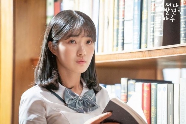 Kim Hye Yoon memerankan Eun Dan Oh dalam drama 'Extraordinary You'. Eun Dan Oh merupakan karakter figuran dalam sebuah cerita yang ingin memiliki kisahnya sendiri sebagai pemeran utama.