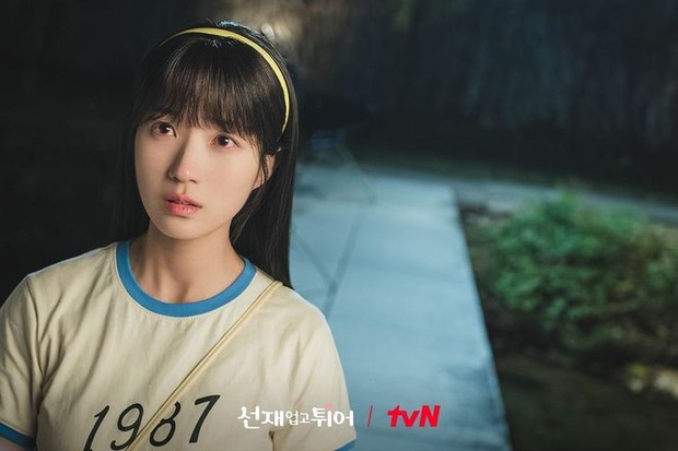 Kim Hye Yoon memerankan Im Sol dalam drama 'Lovely Runner'. Im Sol merupakan seseorang yang tiba-tiba kembali ke masa lalu ketika sedang berduka atas berita tragis sang idola.