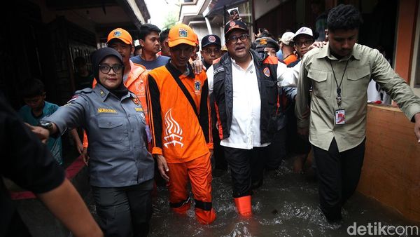Potret Wagub Rano Karno Tinjau Banjir di Jakbar