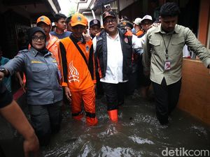Potret Wagub Rano Karno Tinjau Banjir di Jakbar