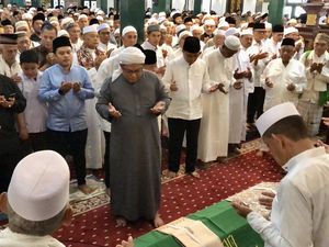 Ribuan Warga Salatkan Jenazah Haji Alim di Masjid Agung Palembang