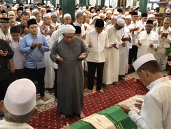 Ribuan Warga Salatkan Jenazah Haji Alim di Masjid Agung Palembang