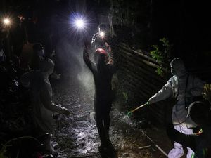 Tunggu Kabar, Keluarga Hariadi Kru Pesawat ATR 42-500 Gelar Pengajian