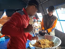 Pemkot Mataram Masak 600 Porsi Makanan untuk Warga Terdampak Banjir Rob