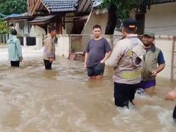 Tanggul Kali Angke Jebol, Air Terobos Rumah Bikin Banjir di Tangerang