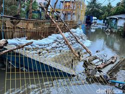 Sempat Jebol, Tanggul di Petogogan Jaksel Ditambal Karung Pasir
