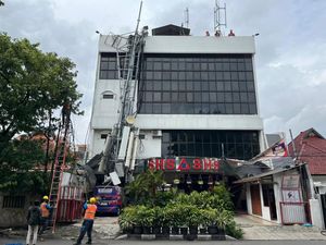 Tower Provider Roboh di Surabaya Sempat Timpa Kanopi dan Mobil