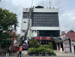 Tower Provider Roboh di Surabaya Sempat Timpa Kanopi dan Mobil