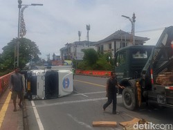 Truk Terbalik di Gatsu Timur Saat Hindari Motor yang Hendak Menyalip