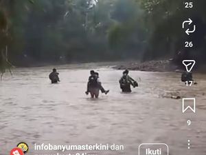 Viral Emak-emak Banyumas Gendong Anak Terjang Sungai demi Antar ke Sekolah