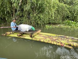 Cerita Warga Pati Andalkan Rakit gegara Banjir 2 Pekan Tak Kunjung Surut