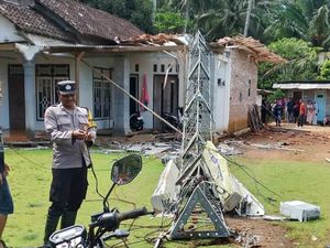 Angin Kencang di Trenggalek: 2 Tower Roboh, Puluhan Rumah Rusak, 1 Tewas