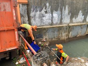 Banjir di Petogogan Jaksel Mulai Surut, Petugas Bersihkan Sungai dari Sampah