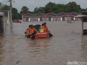 Air Setinggi Dada, Aktivitas Warga Ciasem Masih Lumpuh Akibat Banjir