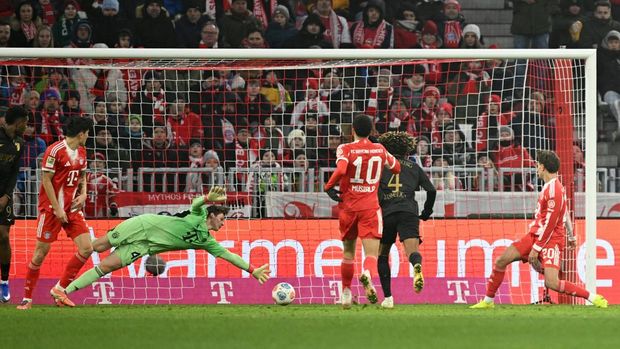 Bayern Munich Soccer Football - Bundesliga - Bayern Munich v FC Augsburg - Allianz Arena, Munich, Germany - January 24, 2026 FC Augsburg's Han-Noah Massengo scores their second goal REUTERS/Angelika Warmuth DFL REGULATIONS PROHIBIT ANY USE OF PHOTOGRAPHS AS IMAGE SEQUENCES AND/OR QUASI-VIDEO.