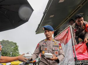 Brimob Dirikan Dapur Lapangan untuk Bantu Korban Banjir di Bekasi