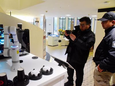 Canggih! Robot AI di Restoran Ini Mahir Racik Makanan Sehat