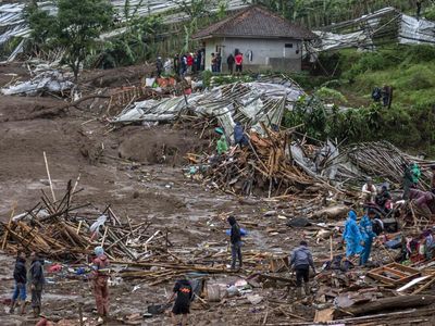 Longsor Terjang Cisarua Bandung Barat, Puluhan Rumah Tertimbun dan Puluhan Warga Hilang