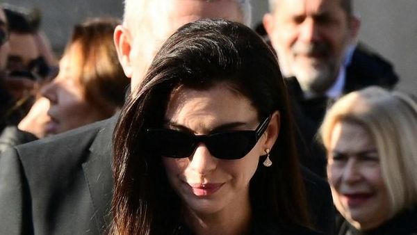 Foto: Duka Anne Hathaway, Beri Penghormatan Terakhir Bagi Valentino