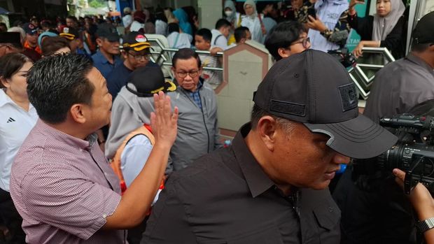 DKI-Gouverneur Pramono Anung besuchte die Evakuierungsstelle für Flutopfer in der Baitul-Rahman-Jami-Moschee in Rawa Buaya, West-Jakarta. Samstag (24.01.2026). DKI-Gouverneur Pramono Anung besuchte die Evakuierungsstelle für Flutopfer in der Baitul-Rahman-Jami-Moschee in Rawa Buaya, West-Jakarta. Samstag (24.01.2026).