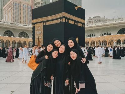Potret Awkarin dan Dara Arafah Kenang Lula Lahfah Tampil Berhijab Saat Umrah