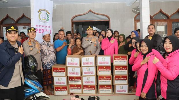 Der Polizeichef der Stadt Tangerang, Raden Muhammadjauhari, inspiziert von Überschwemmungen betroffene Bewohner in Flüchtlingslagern. (spezielles Dock)