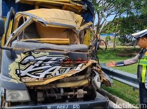 Truk Muat Beras Tabrak Tronton di Tol Paspro, Kernet Tewas