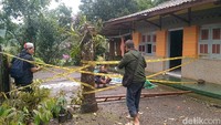 Detik-detik Ngeri Tanah Dekat Sungai Amblas Seret Rumah di Pekalongan