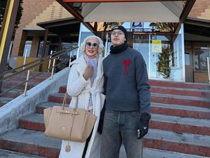 Nikmati Cuaca Dingin Jepang, Angelina Sondakh Quality Time Bareng Sang Anak