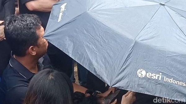 Emosional Reza Arap Usai Pemakaman Lula Lahfah