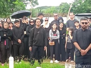 Suasana Duka di Pemakaman Lula Lahfah, Reza Arap Berusaha Tegar