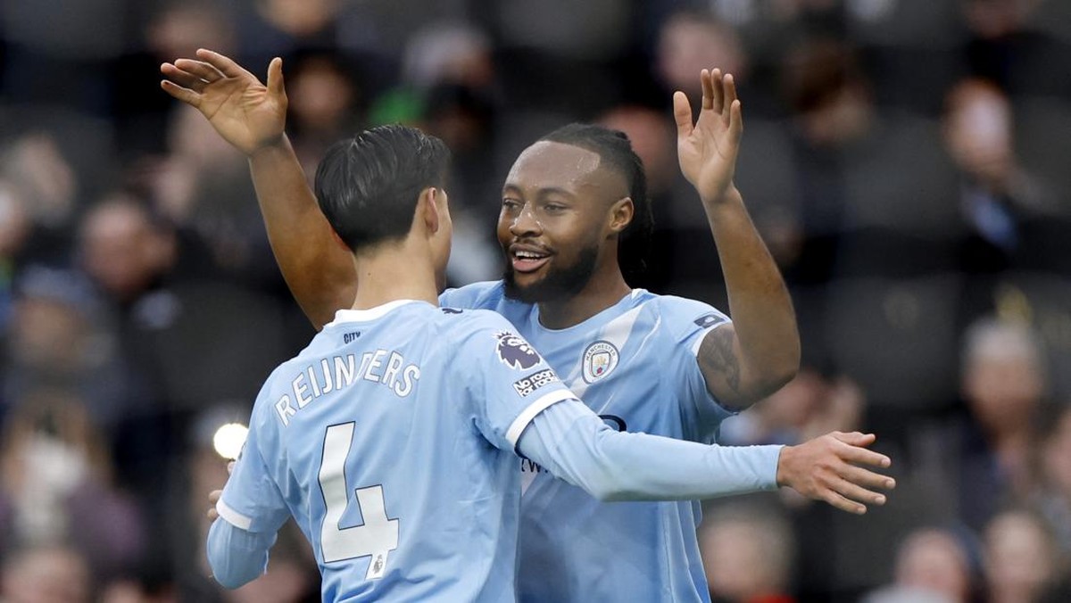Semenyo (kanan) merayakan golnya bersama Tijjani Reijnders. Foto: Action Images via Reuters/Jason Cairnduff