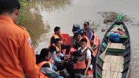 Jembatan Ambruk, Pelajar di Ogan Ilir Naik Perahu ke Sekolah