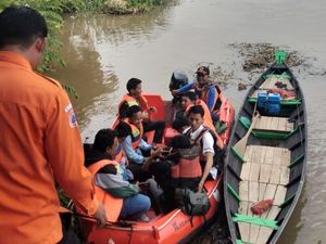 Jembatan Ambruk, Pelajar di Ogan Ilir Naik Perahu ke Sekolah