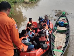 Jembatan Besi di Ogan Ilir Ambruk, Pelajar Terpaksa Naik Perahu ke Sekolah