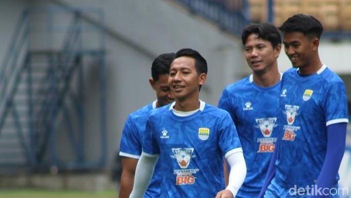 Para pemain Persib saat berlatih.