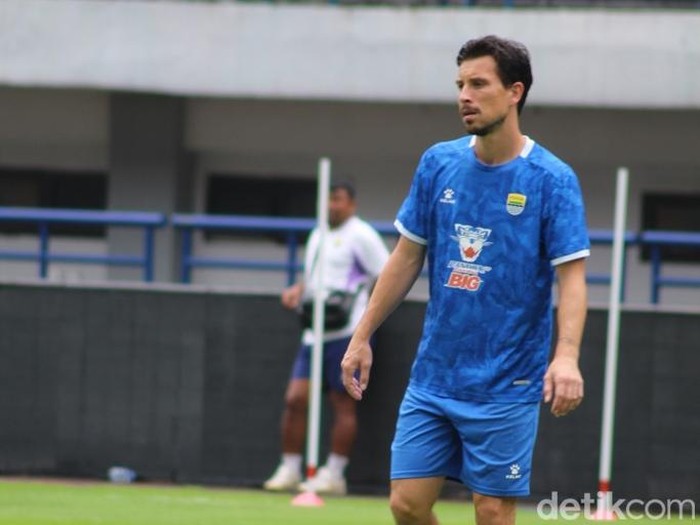 Para pemain Persib saat berlatih.