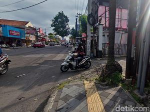 Pemotor Tertimpa Tiang WiFi Roboh di Jakal Sleman