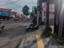 Pemotor Tertimpa Tiang WiFi Roboh di Jakal Sleman