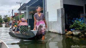 Perahu  Transportasi Andalan Warga Lamongan saat Banjir Melanda