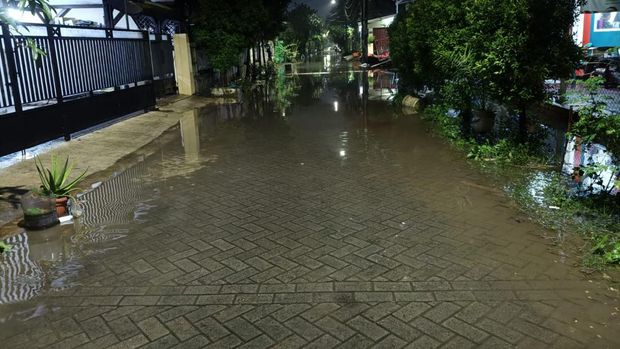 Reparatur des Angke-Flussdamms im Wohnkomplex Pinang Griya Permai, Pinang, Stadt Tangerang. (spezielles Dock)