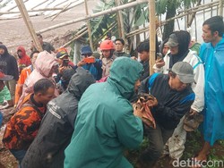 Iyep dan Deni Menunggu Keajaiban di Balik Longsor Cisarua