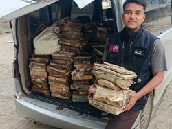 Relawan AQL Laznas Peduli Kumpulkan Al-Quran Rusak Akibat Banjir Aceh Tamiang