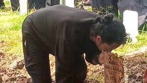 Kecupan Reza Arap di Makam Lula Lahfah