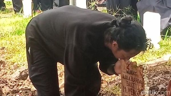 Kecupan Reza Arap di Makam Lula Lahfah