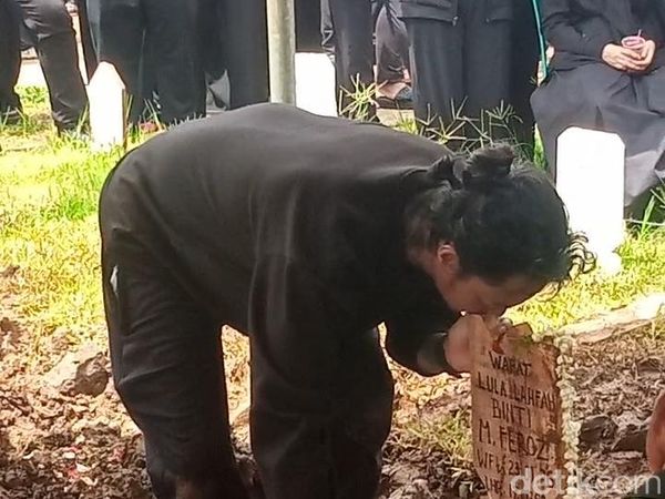 Kecupan Reza Arap di Makam Lula Lahfah