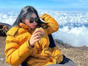 Seru! Momen Wendy Walters Makan Nasi Rames hingga Burger di Gunung