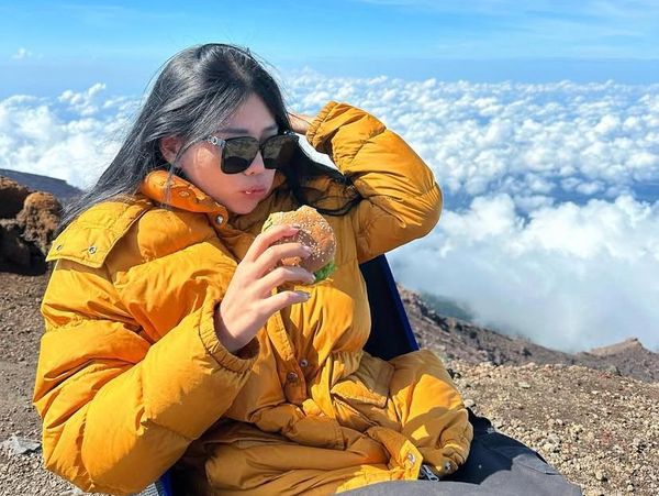 Seru! Momen Wendy Walters Makan Nasi Rames hingga Burger di Gunung